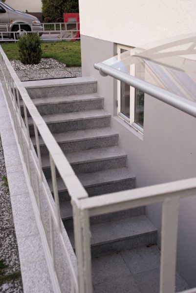 gråa stentrappor som leder ner till källare på villa